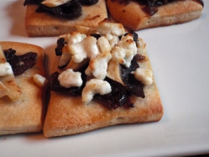 recipe for caramelized onion, pear and goat cheese pizzas