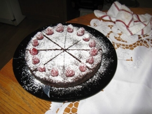 recipe for copycat 411's raspberry black satin fudge cake with raspberry sauce