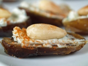 recipe for blue cheese-stuffed dates