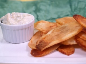 recipe for hot potato chips with blue cheese sauce