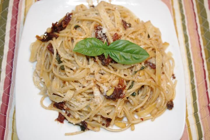 recipe for fettuccine with sun-dried tomatoes, pine nuts and basil