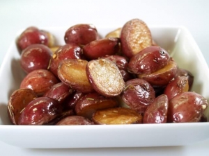recipe for skillet-roasted potatoes with garlic and rosemary