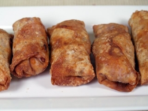 recipe for sausage and pepperoni pizza egg rolls