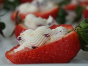 recipe for strawberries stuffed with cranberry mascarpone