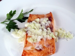 recipe for broiled salmon with cucumber sauce