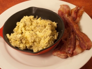 recipe for crispy bacon and scrambled eggs