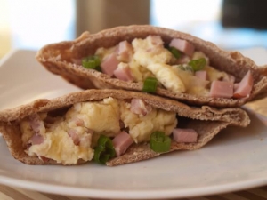 recipe for eggs and canadian bacon in pita pockets
