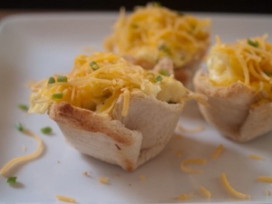 recipe for scrambled egg cupcakes with cheddar cheese