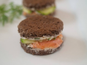 recipe for cucumber and smoked salmon sandwiches with horseradish butter