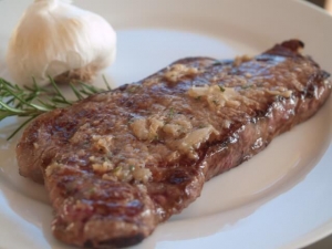 recipe for rosemary-roasted garlic strip steaks