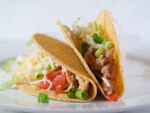 recipe for speedy chicken tacos with creamy chipotle sauce