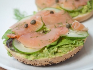 recipe for avocado and salmon bagels