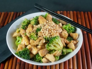 recipe for thai chicken stir-fry with spicy peanut sauce
