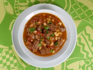 recipe for mexican pozole with tomatoes and hominy