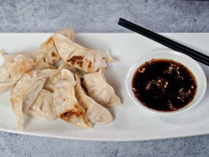recipe for pork dumplings (gyoza) with dipping sauce