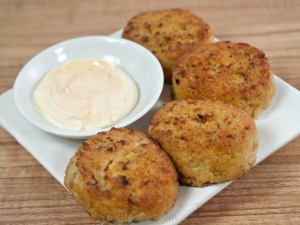recipe for simple crab cakes with spicy mayonnaise
