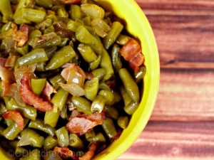 recipe for slow cooker country-style green beans with bacon, onions and balsamic vinegar