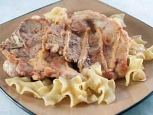 recipe for pan-fried pork steaks with hungarian gravy