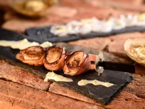 recipe for grilled bacon wrapped scallops with radicchio, arugula, and israeli couscous