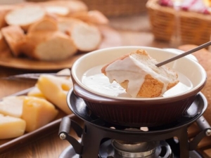 recipe for gruyere and brie fondue