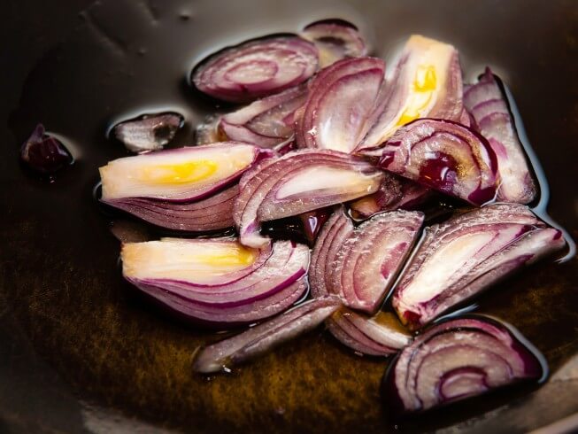 Peppery Slow Cooker Red Onions