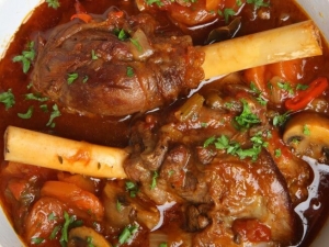 recipe for savory slow cooker lamb shanks with rosemary and mushrooms