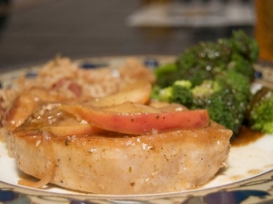 recipe for juicy slow cooker apple pork chops