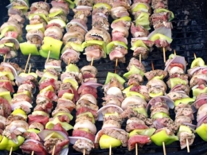 recipe for souvlakia (greek marinated lamb kebabs)