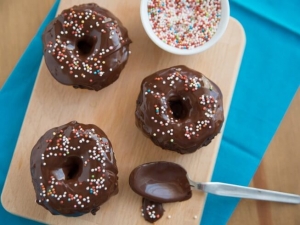 recipe for cake doughnuts with chocolate or honey glaze