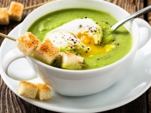 recipe for creamy asparagus soup with poached egg