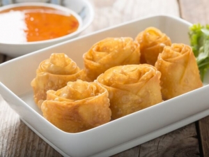 recipe for bacon-shrimp spring rolls with pineapple dipping sauce