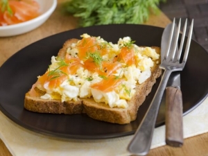 recipe for creamy scrambled eggs with dill and smoked salmon