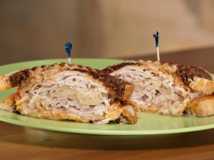 recipe for lean turkey reuben with sauerkraut