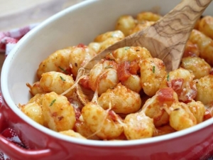 recipe for potato gnocchi with spicy tomato sauce