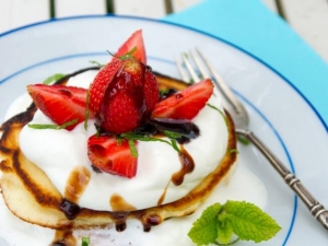 recipe for balsamic strawberries with mascarpone whipped cream