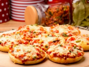 recipe for mini pizzas (with homemade pizza crusts)