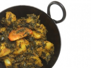 recipe for sag aloo (curried spinach and potatoes)