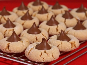 recipe for cookies with a kiss (peanut butter blossom cookies)
