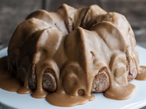 recipe for caramel spice crawlin' cake (icing in the cake)