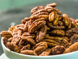 recipe for crunchy-sweet pecan salad topping