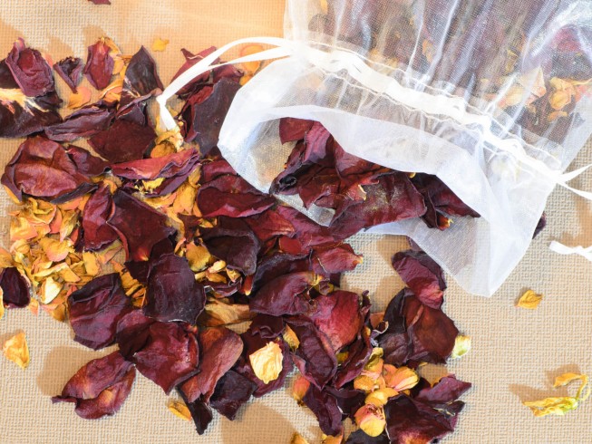 How To Dry And Use Dry Rose Petals For Potpourri At Home - DIY Recipe –  VedaOils