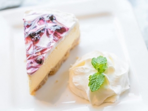 recipe for traditional new york style cheesecake with sour cream topping