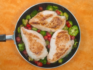 recipe for chicken, tomato, and broccoli skillet
