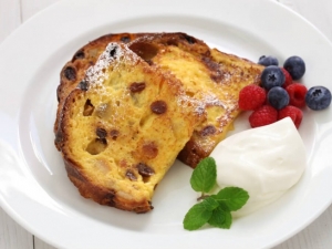 recipe for panettone french toast with bourbon-vanilla whipped cream
