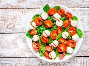 recipe for baby spinach salad with tomato and mozzarella
