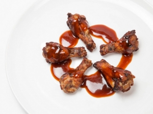 recipe for uncle bubba's wings with buffalo sauce and thai dipping sauce
