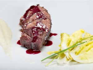 recipe for seared sirloin with sweet balsamic sauce