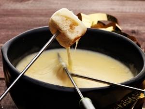 recipe for slow cooker fontina and gruyere cheese fondue