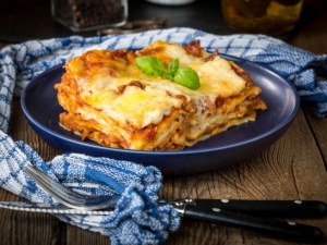 recipe for simple lasagna with hearty tomato-meat sauce