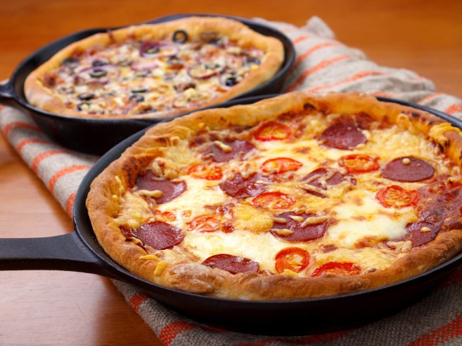 Crust stretched pizza pan hut hand vs What's better